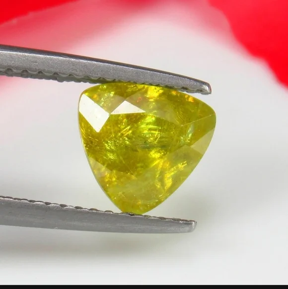1.60 Ct Natural Greenish Yellow Sphene Trillion Cut - Picture 1 of 3